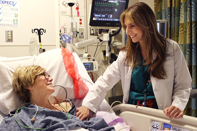 Dr. Linda Cendales visits Debra Kelly's bedside before the hand transplant procedure
