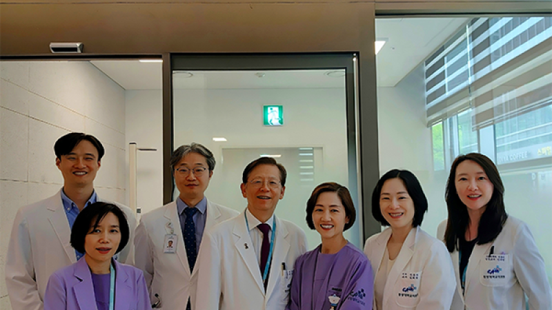 Group photo of surgeons in South Korea